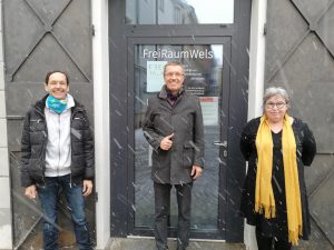 Vorstand und Vermieter vor dem FreiRaumWels 2021
